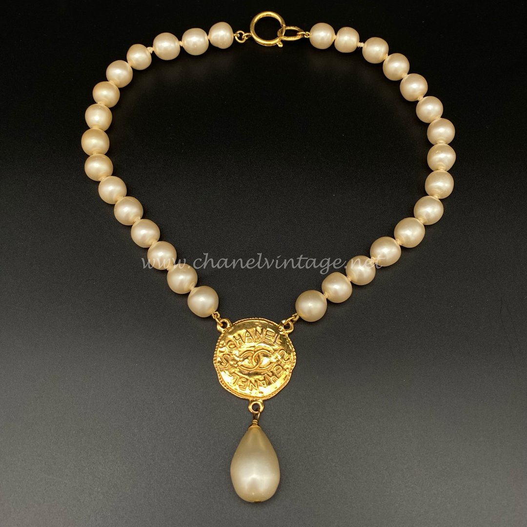 vintage chanel pearls necklace